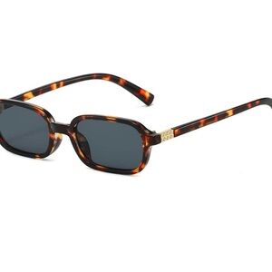 Chic Tortoise Shell Sunglasses with Gold Accents